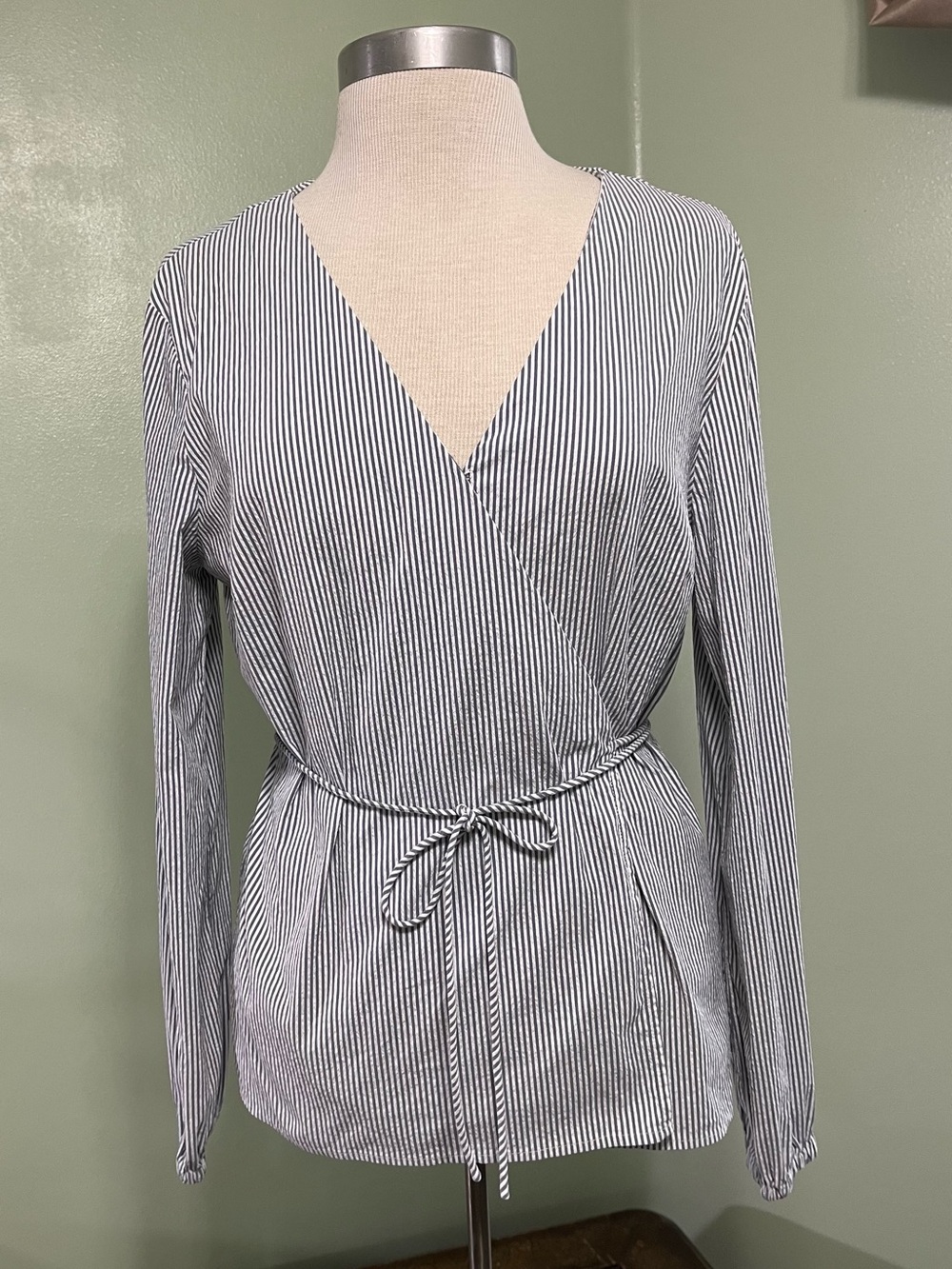 Southern Tide Marlena Perfect Women’s Wrap Blouse Pinstripe Blue White Top Large